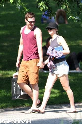 Jennifer Lawrence Reads Mockingjay on a Sexy Park Date Jennifer Lawrence Reads Mockingjay on a Sexy Park Date