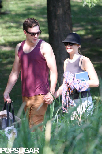Jennifer Lawrence Reads Mockingjay on a Sexy Park Date Jennifer Lawrence Reads Mockingjay on a Sexy Park Date