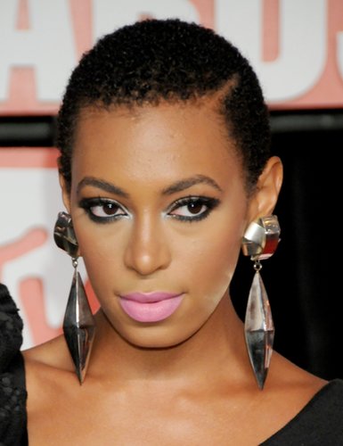 Now, Solange Knowles is known for her voluminous Afro, but it was at the 2009 VMAs that she debuted this short, natural crop.
Now, Solange Knowles is known for her voluminous Afro, but it was at the 2009 VMAs that she debuted this short, natural crop.