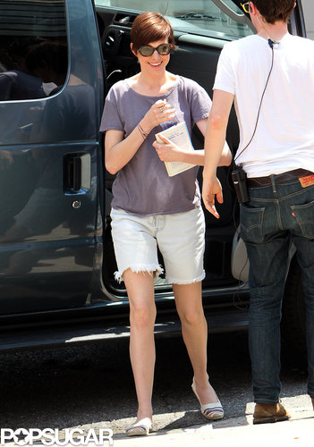 Anne Hathaway arrived on set in NYC carrying a bit of reading material in July 2013.
Anne Hathaway arrived on set in NYC carrying a bit of reading material in July 2013.
