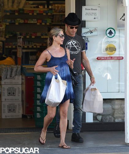 Jennifer and Justin Beat the Heat With a Shopping Stop Jennifer and Justin Beat the Heat With a Shopping Stop