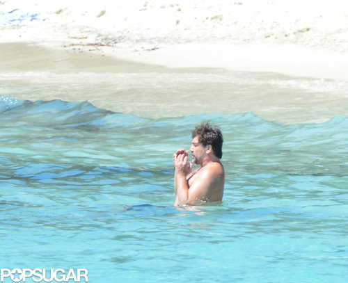 Penélope Cruz Brings Her Hot Bikini Body and New Baby to the Beach! Penélope Cruz Brings Her Hot Bikini Body and New Baby to the Beach!