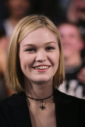 Julia Stiles sported a choker for her TRL appearance in 2003.
Julia Stiles sported a choker for her TRL appearance in 2003.