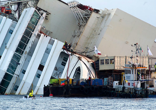 Engineers connected cables between the bow of the vessel and the control room platform as they started the salvage operation.
Engineers connected cables between the bow of the vessel and the control room platform as they started the salvage operation.
