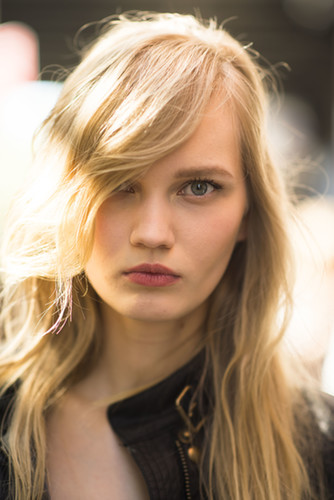 Sideswept bangs with soft waves are always flattering.
Source: Le 21ème | Adam Katz Sinding
Sideswept bangs with soft waves are always flattering.
Source: Le 21ème | Adam Katz Sinding