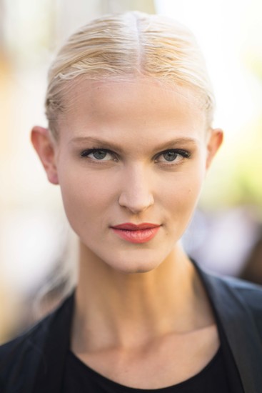 The combination of a low ponytail and bright lipstick is fun and flirty.
Source: Le 21ème | Adam Katz Sinding
The combination of a low ponytail and bright lipstick is fun and flirty.
Source: Le 21ème | Adam Katz Sinding