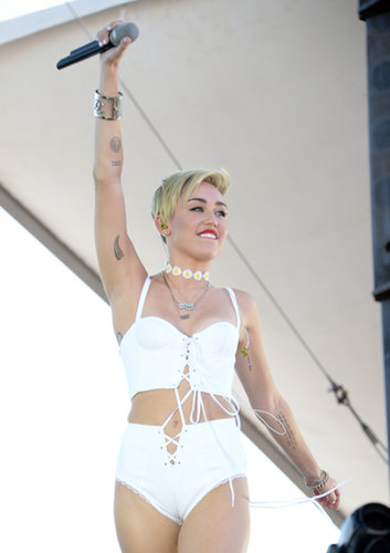 Miley Cyrus Cries on Stage During Her First Post-Breakup Appearance Miley Cyrus Cries on Stage During Her First Post-Breakup Appearance