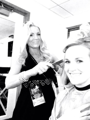 Carrie Underwood got her hair done before stepping on the red carpet.
Source: Twitter user carrieunderwood
Carrie Underwood got her hair done before stepping on the red carpet.
Source: Twitter user carrieunderwood