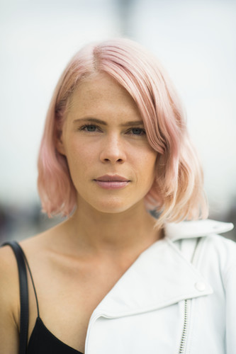 What do you wear with pastel pink hair? A matching lip color, of course.
Source: Le 21ème | Adam Katz Sinding
What do you wear with pastel pink hair? A matching lip color, of course.
Source: Le 21ème | Adam Katz Sinding