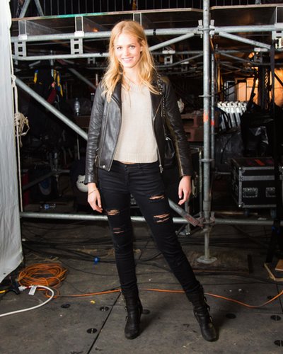 Erin Heatherton pitched in at the Global Citizen Festival in casual attire.
Erin Heatherton pitched in at the Global Citizen Festival in casual attire.