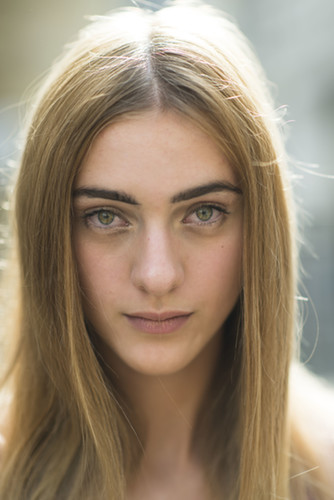A center part and dark brows perfectly framed her face.
Source: Le 21ème | Adam Katz Sinding
A center part and dark brows perfectly framed her face.
Source: Le 21ème | Adam Katz Sinding