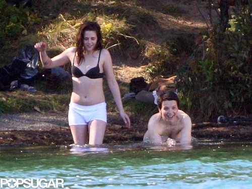 Kristen Stewart Strips Down on Set! Kristen Stewart Strips Down on Set!