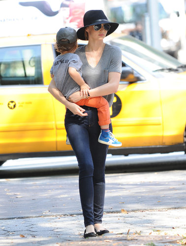Sometimes all you need is your favorite gray tee, skinny jeans, a cool hat, ballet flats, and aviators to look good. Just ask Miranda Kerr.
Sometimes all you need is your favorite gray tee, skinny jeans, a cool hat, ballet flats, and aviators to look good. Just ask Miranda Kerr.