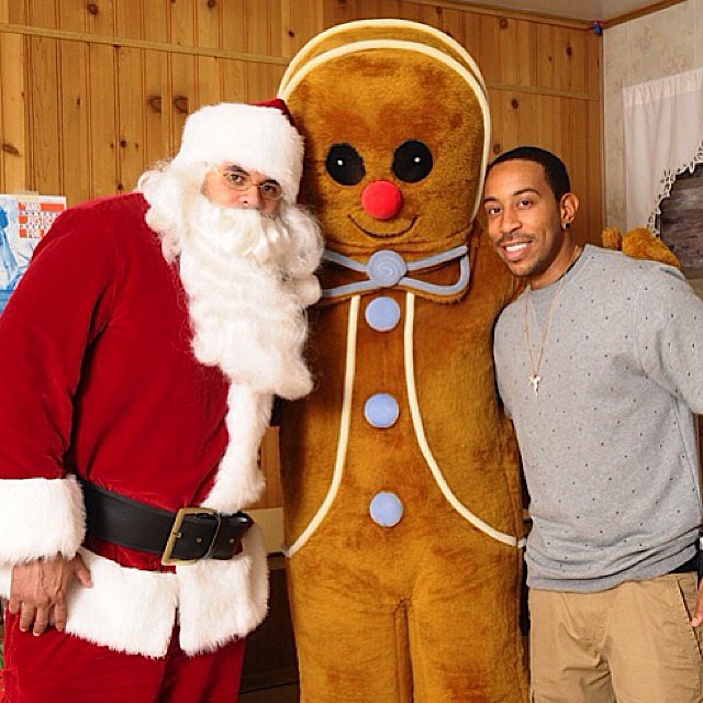 Ludacris did charity work with a Santa and a giant gingerbread man.
Source: Instagram user itsludacris
Ludacris did charity work with a Santa and a giant gingerbread man.
Source: Instagram user itsludacris