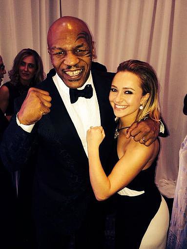Hayden Panettiere flexed alongside Mike Tyson at the show.
Source: Twitter user MikeTyson
Hayden Panettiere flexed alongside Mike Tyson at the show.
Source: Twitter user MikeTyson