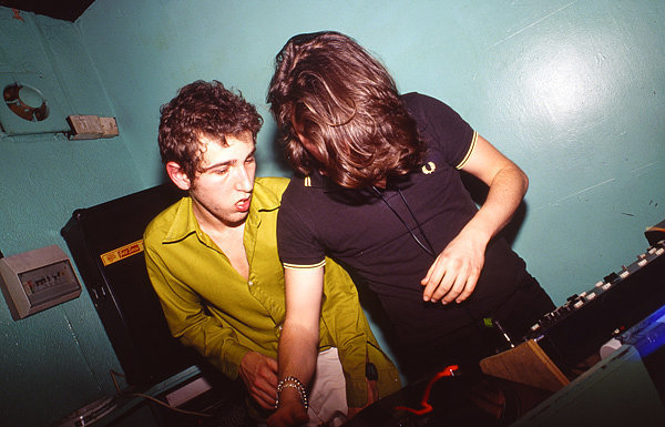 The duo was captured by Liverpool-based photographer Mark McNulty in 1996 in Nottingham, UK.
Source: Mark McNulty : www.rivercool.co.uk The duo was captured by Liverpool-based photographer Mark McNulty in 1996 in Nottingham, UK.
Source: Mark McNulty : www.rivercool.co.uk
