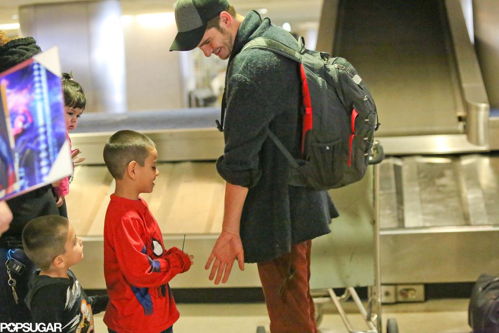 Andrew Garfield melted everyone's hearts when he greeted a tiny Spider-Man fan at the airport. Andrew Garfield melted everyone's hearts when he greeted a tiny Spider-Man fan at the airport.