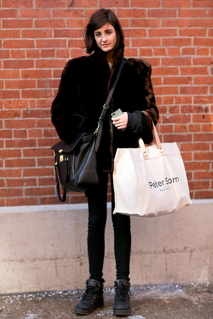 Straight from Peter Som, she traded runway looks for easy all black. 
