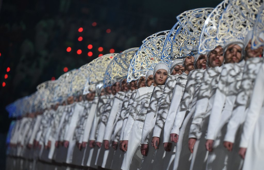 The flag-bearer escorts wore the same white costumes they wore during the opening ceremony.
