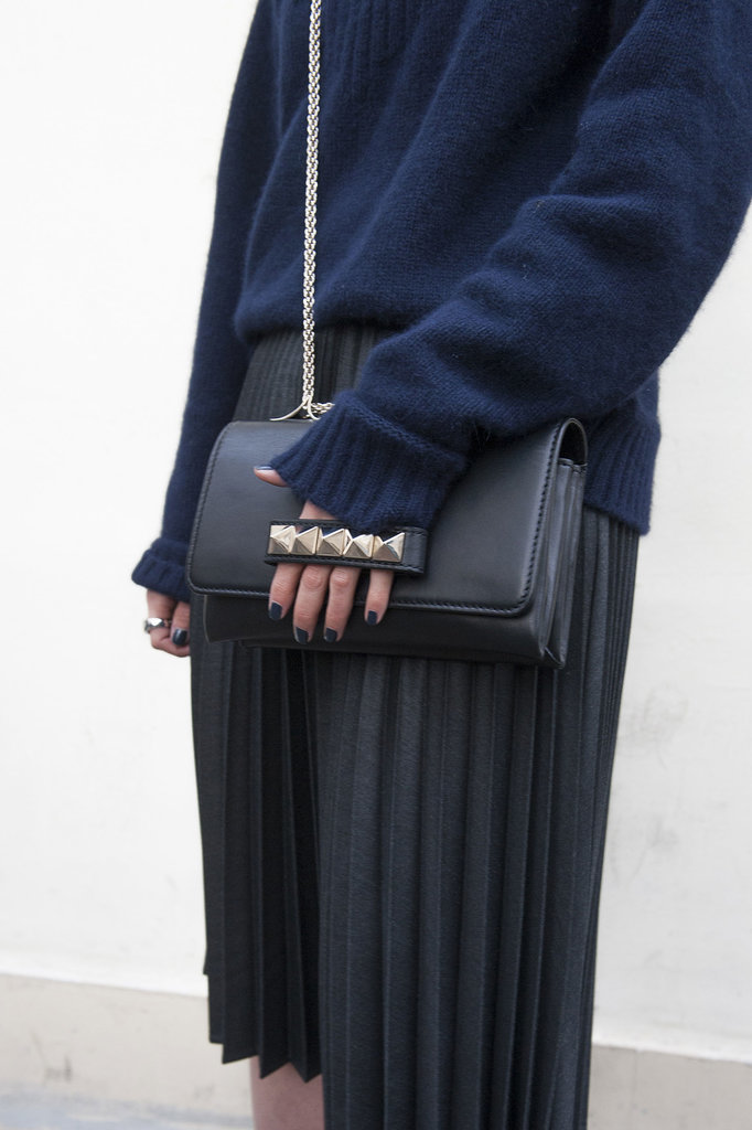 She finished a monotone look with a navy Valentino bag.
She finished a monotone look with a navy Valentino bag.