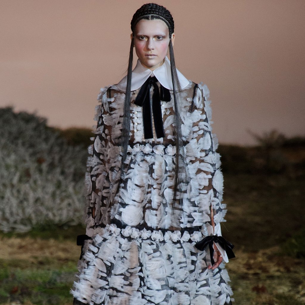 Alexander McQueen Fall 2014 Runway Show | Paris Fashion Week Alexander McQueen Fall 2014 Runway Show | Paris Fashion Week