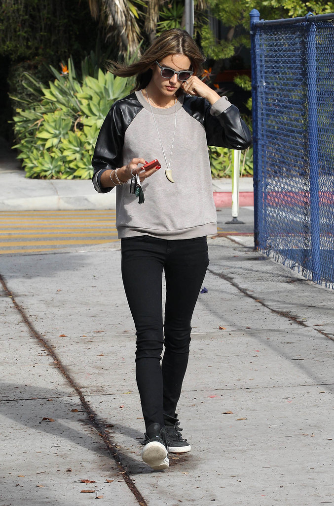 There was a sporty vibe in this Fall outfit she put together in LA. Along with sneakers, she picked a crewneck sweatshirt with black leather sleeves.
There was a sporty vibe in this Fall outfit she put together in LA. Along with sneakers, she picked a crewneck sweatshirt with black leather sleeves.