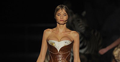 Abbey Lee Kershaw Faints at Alexander McQueen Abbey Lee Kershaw Faints at Alexander McQueen
