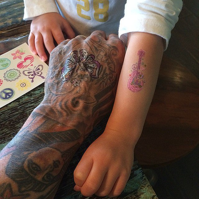 Carey Hart compared tattoos with his daughter, Willow.
Source: Instagram user hartluck
Carey Hart compared tattoos with his daughter, Willow.
Source: Instagram user hartluck