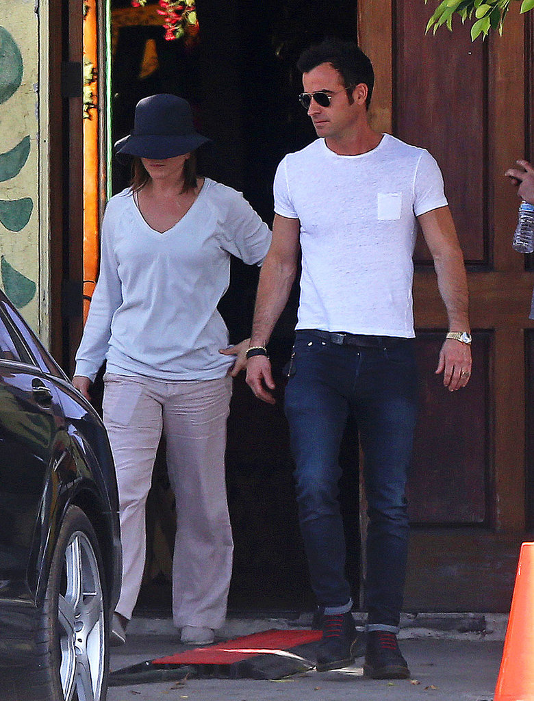 Jennifer Aniston Takes a Cake Break For Justin Theroux Jennifer Aniston Takes a Cake Break For Justin Theroux
