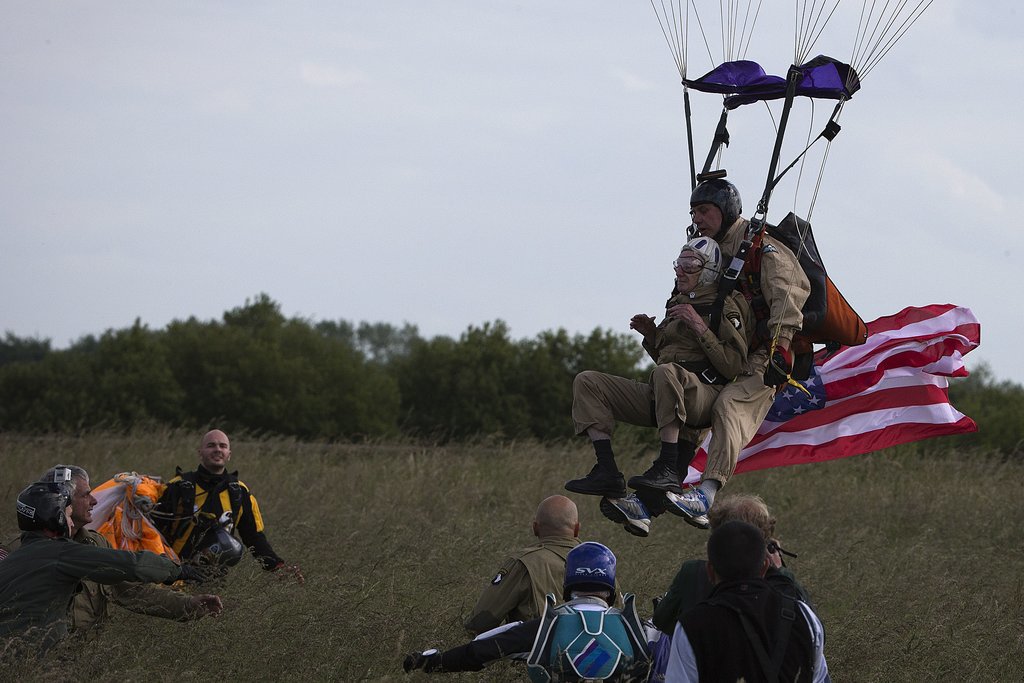 Incredible! A 93-Year-Old Veteran Re-Created His D-Day Parachute Jump Incredible! A 93-Year-Old Veteran Re-Created His D-Day Parachute Jump