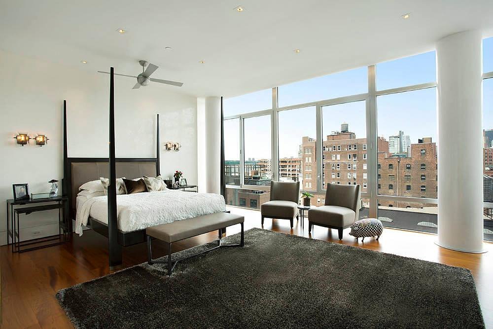 We wouldn't mind waking up to this every morning.
Source: Town Real Estate
