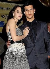 Kristen and Taylor take ''New Moon'' to Knoxville