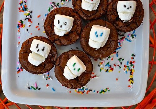 Marshmallow Sprinkle Skulls with Brownies Marshmallow Sprinkle Skulls with Brownies