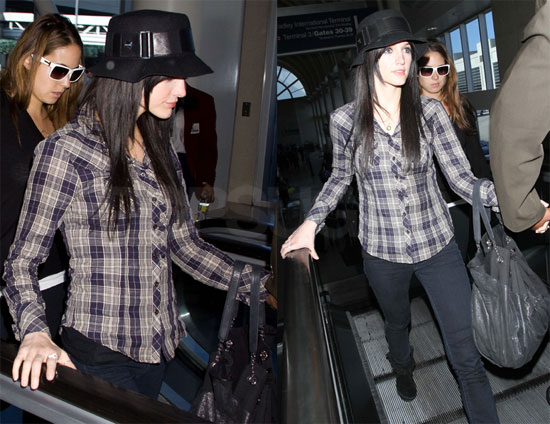 Photos of Ashlee Simpson at the Airport 2009-11-16 09:43:30 Photos of Ashlee Simpson at the Airport 2009-11-16 09:43:30
