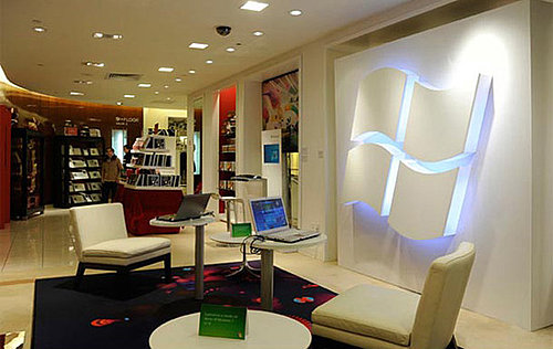 Daily Tech: Microsoft Opens a Lounge in Saks Fifth Avenue NY