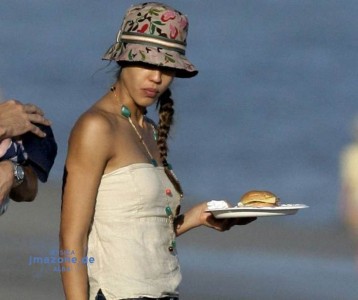 Jessica Alba's Beach Hat