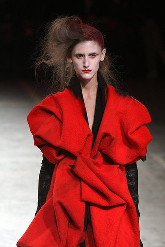 Yohji Yomamoto Fall 2009: "Bloody" Beauties Yohji Yomamoto Fall 2009: "Bloody" Beauties