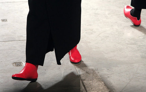 Yohji Yomamoto Fall 2009: "Bloody" Beauties Yohji Yomamoto Fall 2009: "Bloody" Beauties