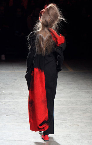 Yohji Yomamoto Fall 2009: "Bloody" Beauties Yohji Yomamoto Fall 2009: "Bloody" Beauties
