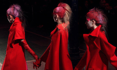 Yohji Yomamoto Fall 2009: "Bloody" Beauties Yohji Yomamoto Fall 2009: "Bloody" Beauties