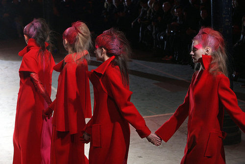 Yohji Yomamoto Fall 2009: "Bloody" Beauties Yohji Yomamoto Fall 2009: "Bloody" Beauties