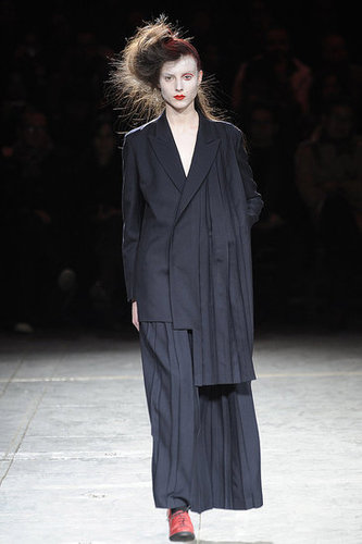 Yohji Yomamoto Fall 2009: "Bloody" Beauties Yohji Yomamoto Fall 2009: "Bloody" Beauties
