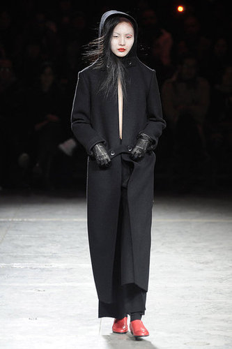 Yohji Yomamoto Fall 2009: "Bloody" Beauties Yohji Yomamoto Fall 2009: "Bloody" Beauties
