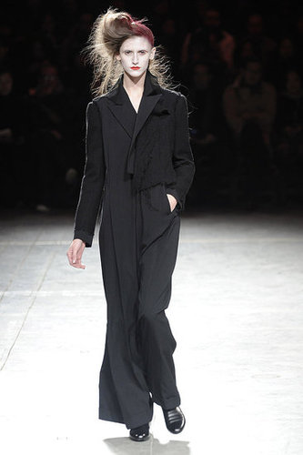 Yohji Yomamoto Fall 2009: "Bloody" Beauties Yohji Yomamoto Fall 2009: "Bloody" Beauties