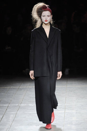 Yohji Yomamoto Fall 2009: "Bloody" Beauties Yohji Yomamoto Fall 2009: "Bloody" Beauties