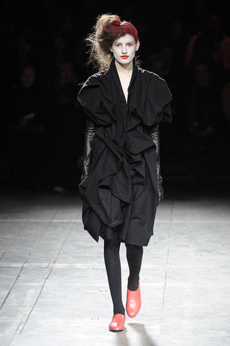 Yohji Yomamoto Fall 2009: "Bloody" Beauties Yohji Yomamoto Fall 2009: "Bloody" Beauties