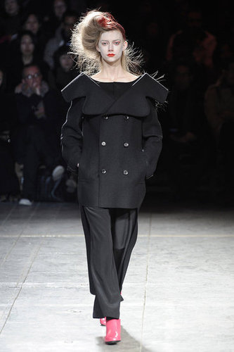 Yohji Yomamoto Fall 2009: "Bloody" Beauties Yohji Yomamoto Fall 2009: "Bloody" Beauties