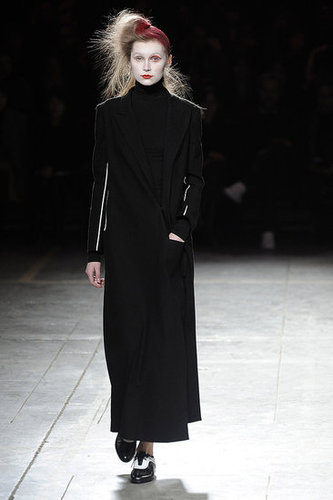 Yohji Yomamoto Fall 2009: "Bloody" Beauties Yohji Yomamoto Fall 2009: "Bloody" Beauties