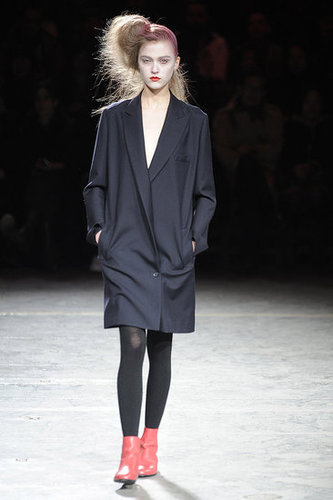 Yohji Yomamoto Fall 2009: "Bloody" Beauties Yohji Yomamoto Fall 2009: "Bloody" Beauties