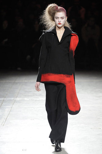 Yohji Yomamoto Fall 2009: "Bloody" Beauties Yohji Yomamoto Fall 2009: "Bloody" Beauties